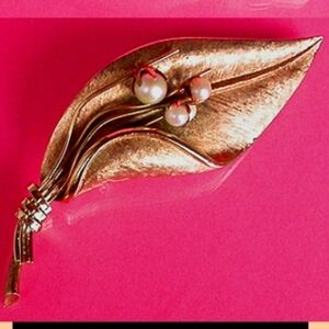 Francois Designer Brooch‎ Goldtone Calla Lily with Pearl detail